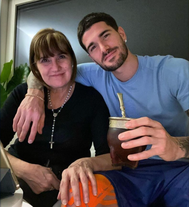 Descubra a mãe, Monica De Paul. É certo que ele herdou a beleza do seu rosto sorridente.