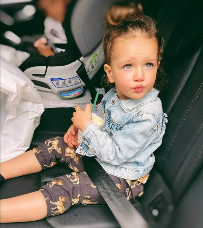 Um jogador de futebol tem uma linda filha (Francesca). Seu olhar é muito cativante desde a infância