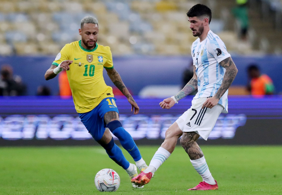 Uma foto mostra Neymar do Brasil e Rodrigo De Paul na seleção argentina